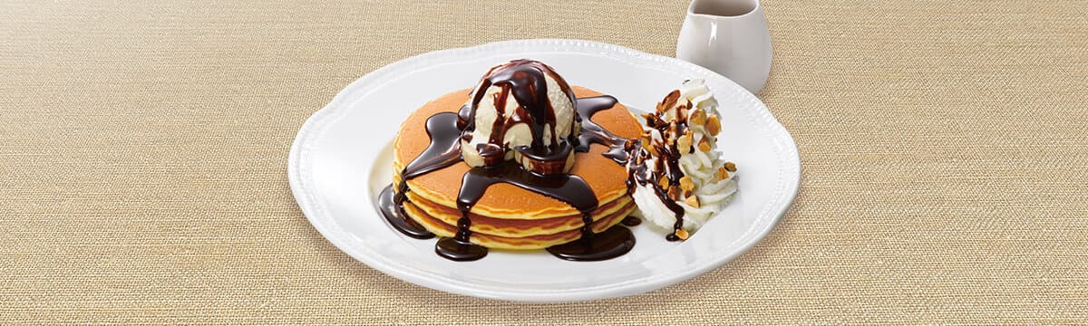 チョコファッジソースのパンケーキ