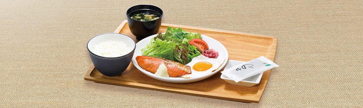 朝の和定食(銀鮭・フライドエッグ・ごはん・味噌汁・焼のり)