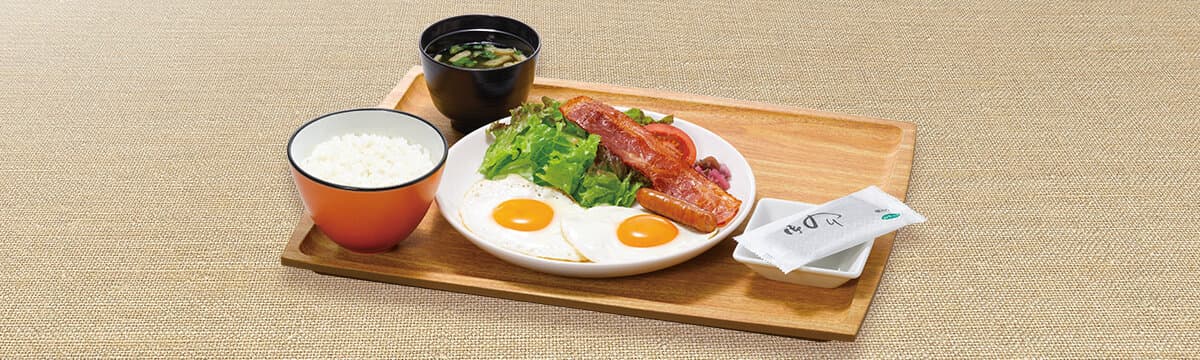 フライドエッグ和定食(ベーコン・ソーセージ・ごはん・味噌汁・焼のり)