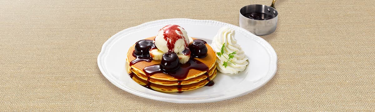 チェリージュビリー風ソースのパンケーキ
