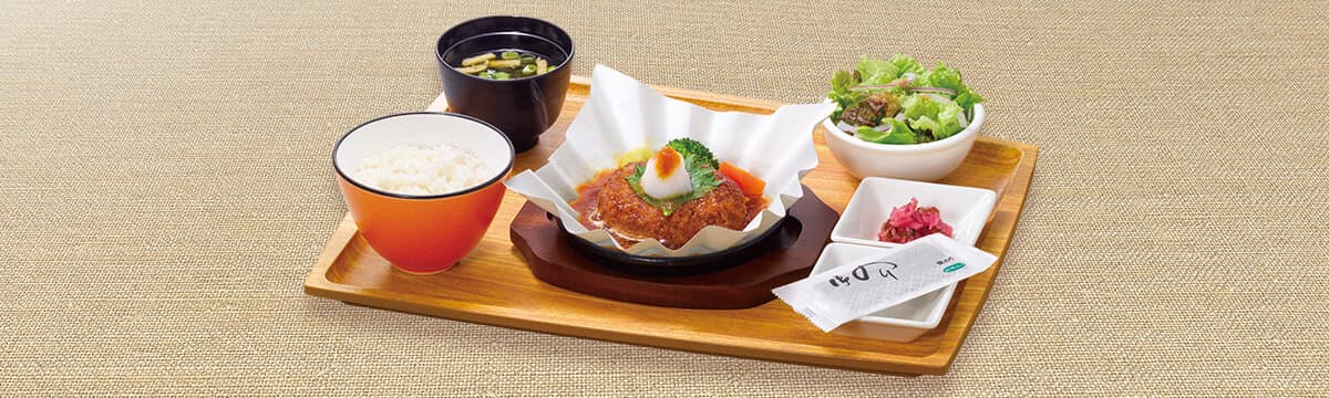 朝の和風ハンバーグ膳(ごはん・味噌汁・サラダ・漬物・焼のり)