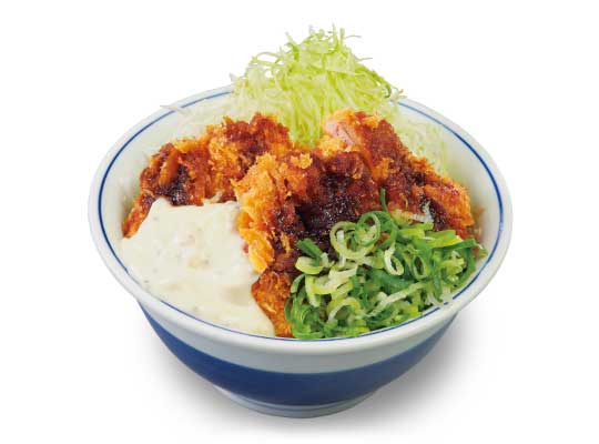 Bol de katsu de poulet avec oignons verts et sauce tartare