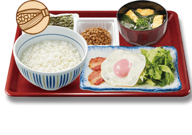 Frühstück mit Spiegelei, Natto und Speck