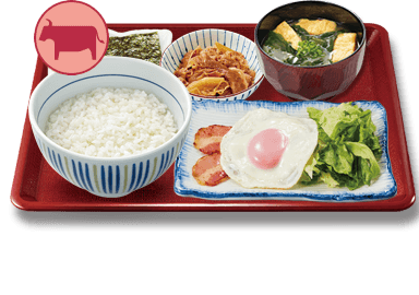 Frühstück mit Spiegelei, Speck und kleinem Rindfleischteller