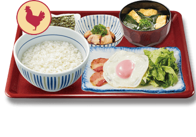 Frühstück mit Spiegelei, Speck und kleinem Hähnchenteller