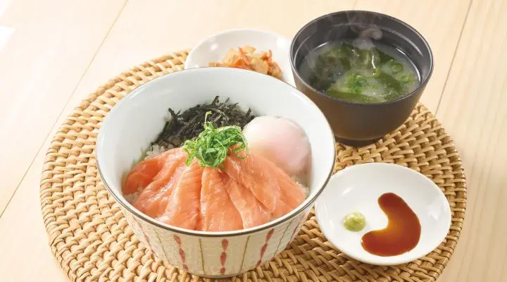とろサーモン丼(みそ汁・惣菜つき)