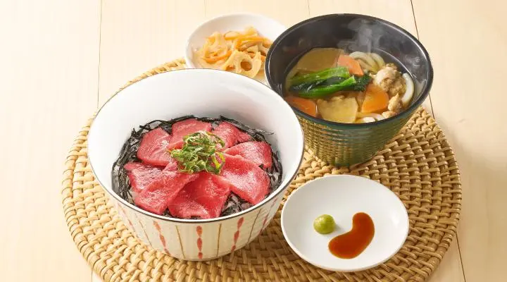 本まぐろの鉄火丼&鶏野菜うどん(惣菜つき)