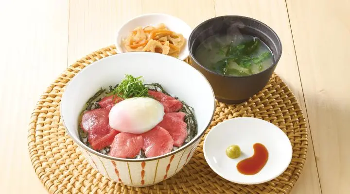 本まぐろの鉄火丼 トッピング温泉卵(みそ汁・惣菜つき)