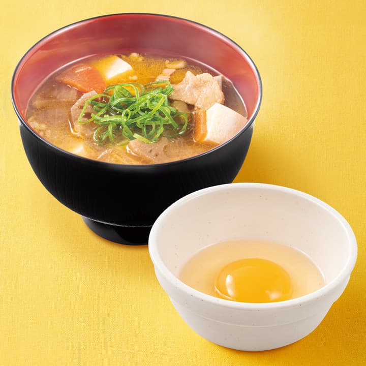 Set mit Tonjiru-Suppe & rohem Ei
