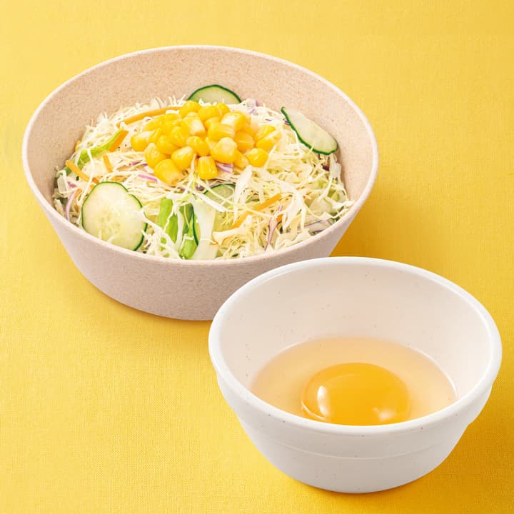 Set mit frischem Salat & rohem Ei