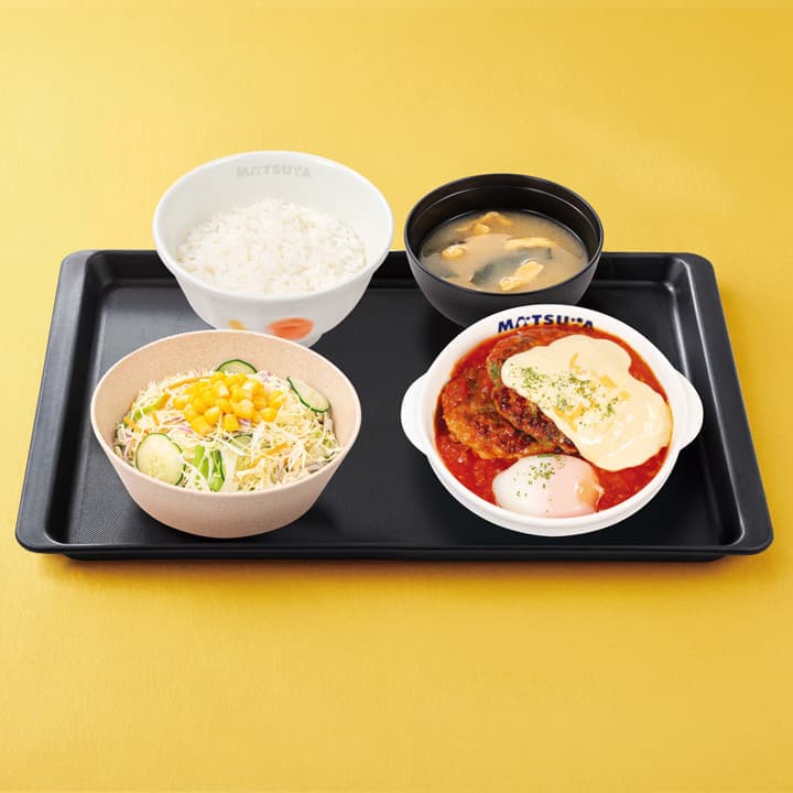 Set-Menü: Hamburg-Steak mit Käse in herzhafter Tomatensauce