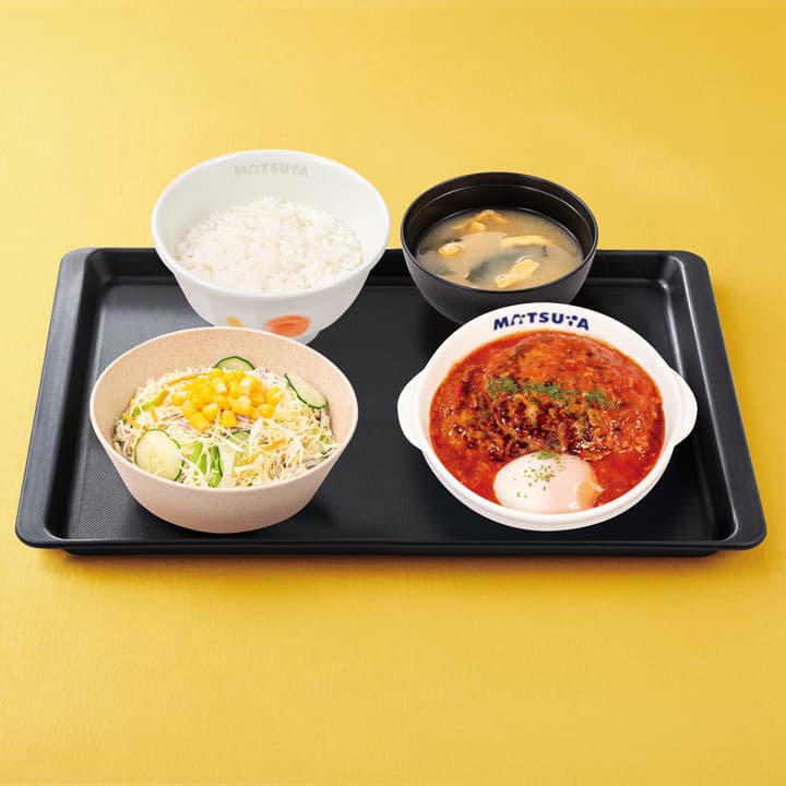 Set-Menü: Hamburg-Steak in herzhafter Tomatensauce