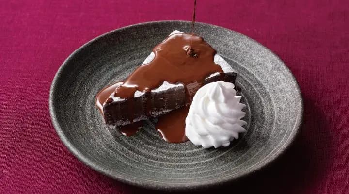 チョコオンチョコレートケーキ(ホイップクリーム添え)