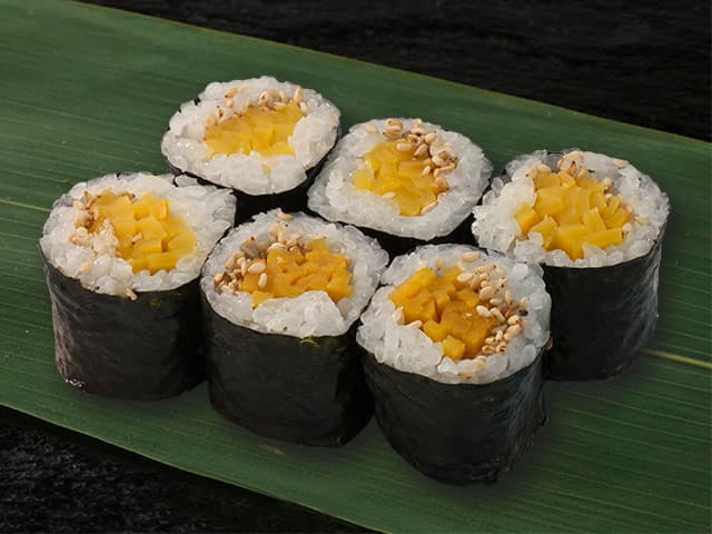 Pickled Radish Roll (Oshinko Maki) (1 roll)