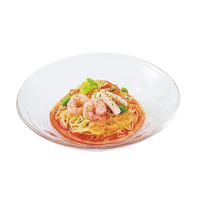 Kalte Nudeln mit Tomate, Meeresfrüchten und Gemüse mit Zitronengelee