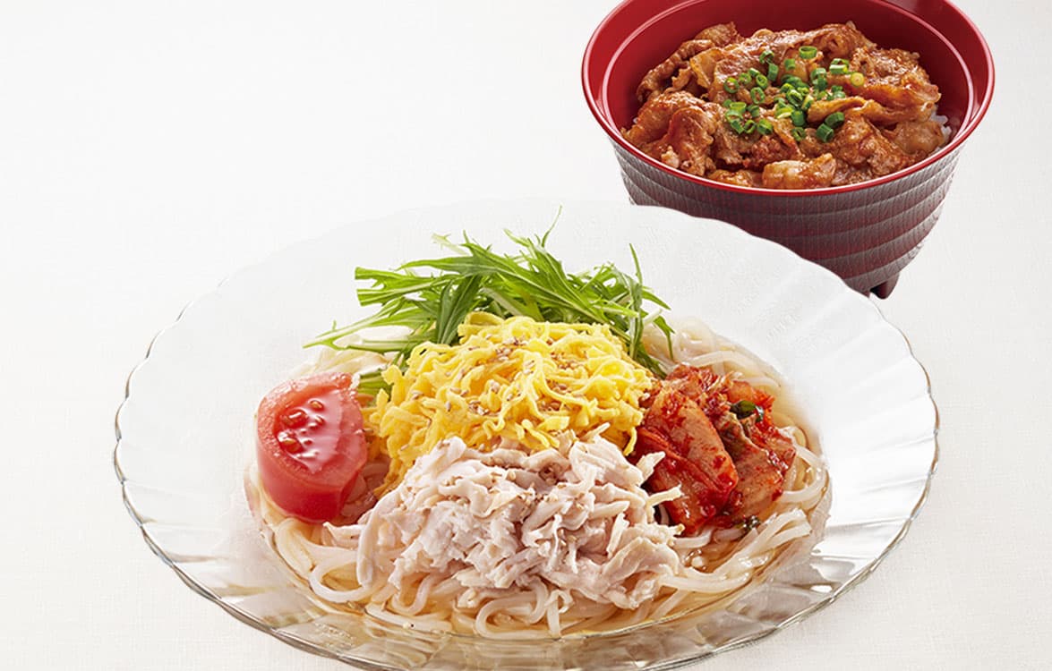 蒸し鶏の盛岡冷麺とコチジャン焼肉丼