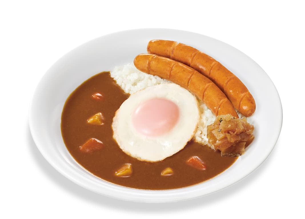 Curry aux saucisses et œuf au plat