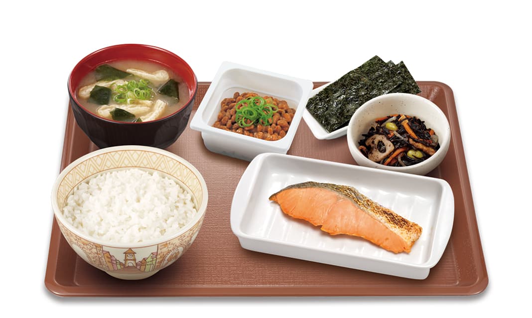 Petit-déjeuner au natto et saumon grillé
