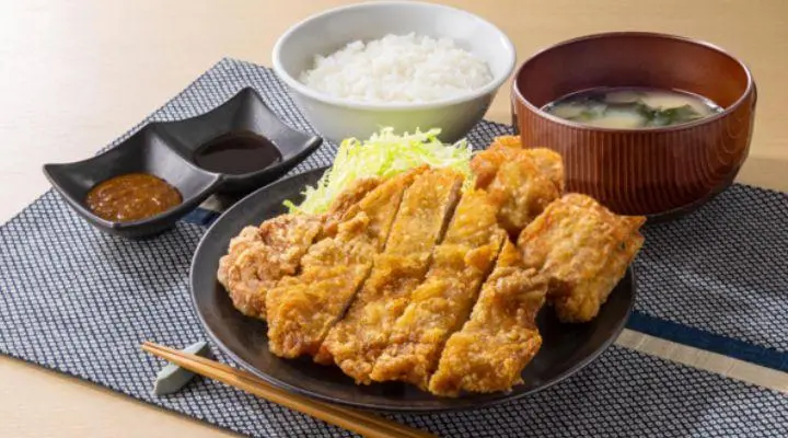 よくばり大判から揚げ定食(大判から揚げ1枚&ももから揚げ2コ)