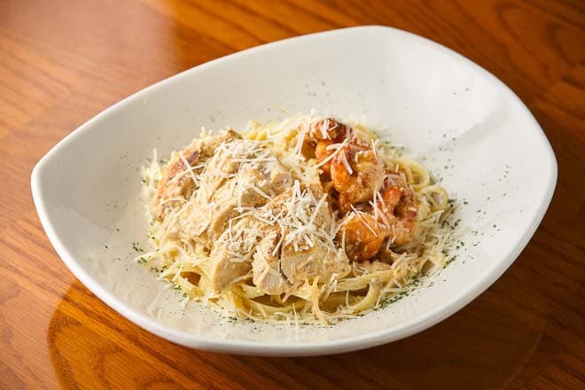 Cremige Garnelen- & Hähnchen-Pasta