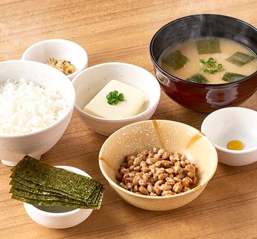 Petit-déjeuner au natto (soja fermenté)