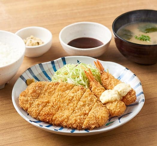 Menu tonkatsu d'échine de porc et crevettes frites