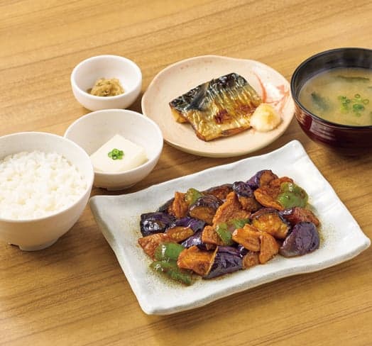 Formule d'aubergines au miso avec viande de soja et poisson grillé
