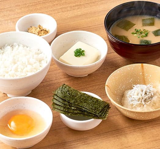 Petit-déjeuner au radis râpé et shirasu (bébés anchois)