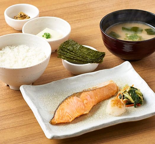Petit-déjeuner au Saumon Grillé au Sel