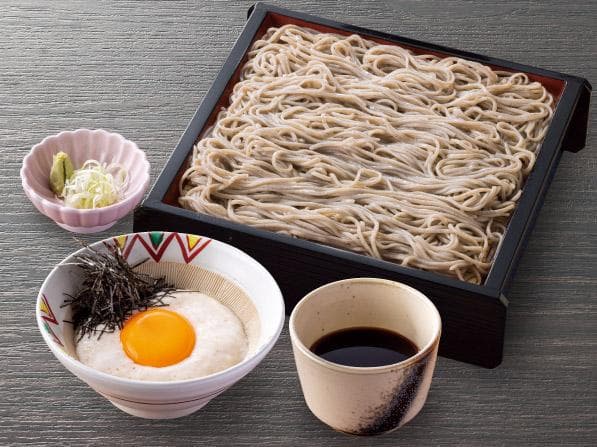 Kalter Seiro Soba mit heimischem geriebenem Yams