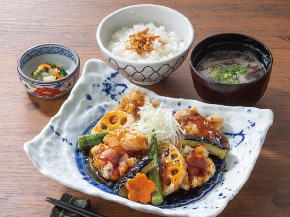 若鶏の竜田揚げと野菜の黒酢あんかけと定食セット
