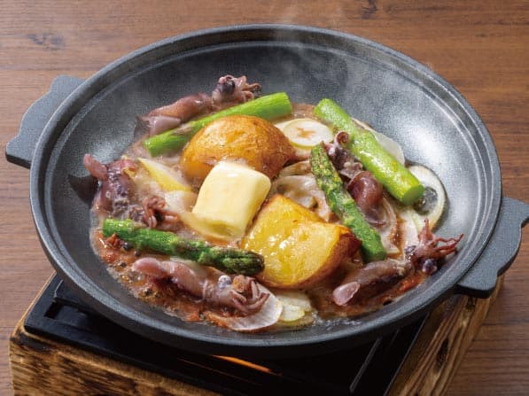 富山県産ほたるいかとアスパラの陶板焼き