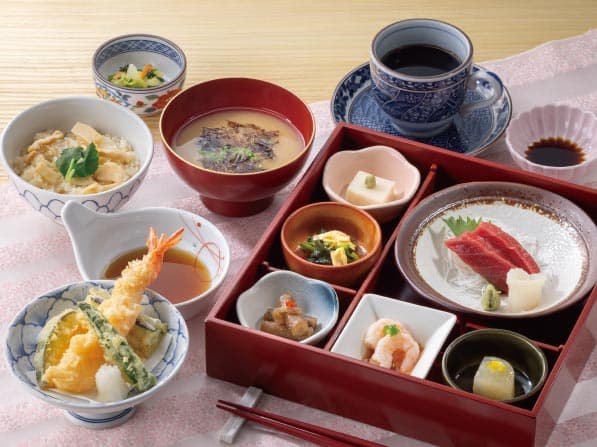お昼の彩り弁当