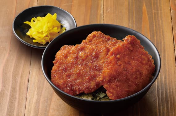 Hähnchen-Katsu-Bowl mit Sauce