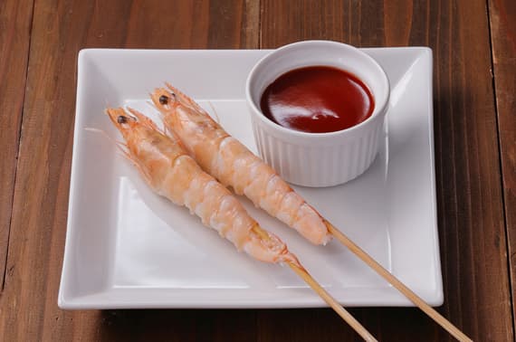Shirahime-Garnelen auf quadratischem Teller mit Tomaten-Zitronen-Sauce