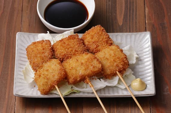Kushikatsu mit Schweinefleisch und Zwiebeln