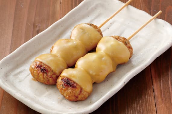 Hähnchenfleischbällchen (Tsukune) mit Käse