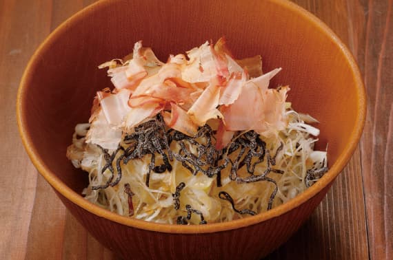 Super! Weiße Frühlingszwiebeln mit gesalzenem Kelp
