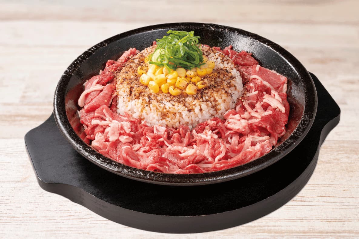 Arroz con pimienta y ternera (porción de carne extra)